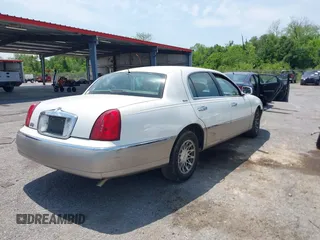 2002 Lincoln Town Car Signature z VIN 1LNHM82W72Y612350, wystawiony jako IAAI lot #42038177 z przebiegiem Nie podano mil oraz . Historia ofert i sprzedaży dostępna na DreamBid. Obrazek 4.