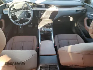 2024 Audi Q8 e-tron Premium Plus z VIN WA15AAGE3RB031412, wystawiony jako Copart lot #71624414 z przebiegiem 6000 mil mil oraz Szkody całkowita. Historia ofert i sprzedaży dostępna na DreamBid. Obrazek 8.