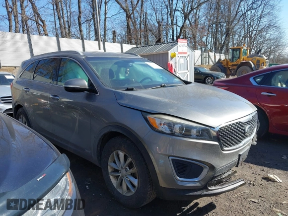 2016 Kia Sorento LX with VIN 5XYPGDA39GG061748, listed as a IAAI auction lot 41720011 with 124,084 mi miles. Bid and sale history available at carsss.com. Image 1.