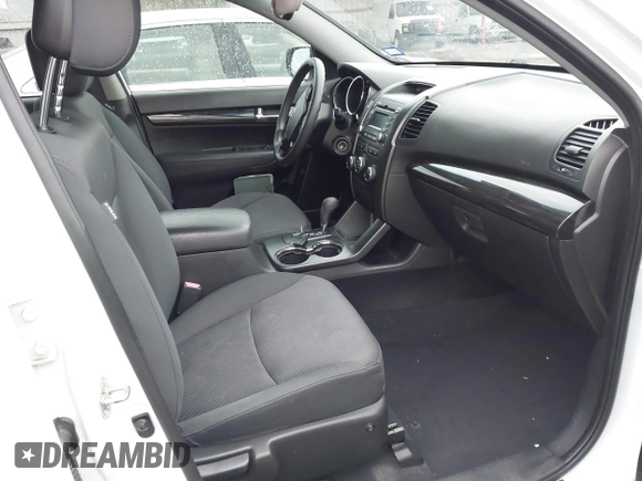 2012 Kia Sorento LX z VIN 5XYKTCA68CG268717, wystawiony jako IAAI lot #42373058 z przebiegiem 171 790 mil mil oraz . Historia ofert i sprzedaży dostępna na DreamBid. Obrazek 5.