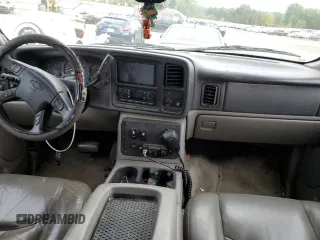 2005 Chevrolet Suburban LS with VIN 3GNFK16Z75G256551, listed as a Copart auction lot 76172014 with 229,260 mi miles and Salvage Title. Bid and sale history available at carsss.com. Image 8.