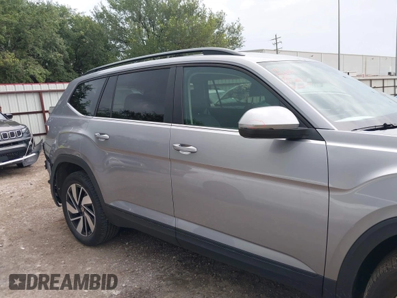2025 Volkswagen Atlas SE z VIN 1V2HR2CA8SC531486, wystawiony jako IAAI lot #42508906 z przebiegiem 10 565 mil mil oraz . Historia ofert i sprzedaży dostępna na DreamBid. Obrazek 14.