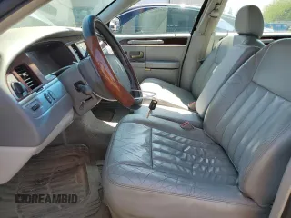 2005 Lincoln Town Car Signature z VIN 1LNHM81W25Y636545, wystawiony jako Copart lot #54044505 z przebiegiem 135 646 mil mil oraz Szkoda całkowita • Salvage title. Historia ofert i sprzedaży dostępna na DreamBid. Obrazek 7.