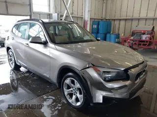 2013 BMW X1 28i z VIN WBAVM1C50DVW45521, wystawiony jako IAAI lot #42004799 z przebiegiem 95 780 mil mil oraz . Historia ofert i sprzedaży dostępna na DreamBid. Obrazek 1.