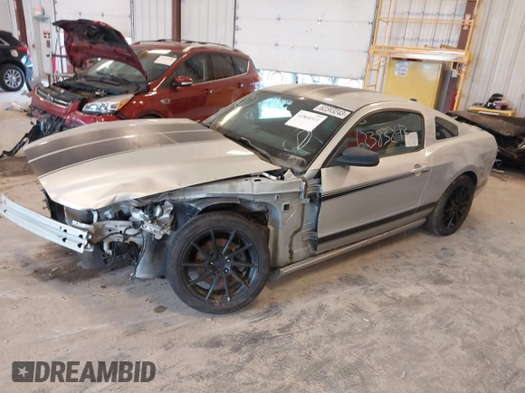 2014 Ford Mustang V6 z VIN 1ZVBP8AM3E5318738, wystawiony jako IAAI lot #42860321 z przebiegiem Nie podano mil oraz . Historia ofert i sprzedaży dostępna na DreamBid. Obrazek 17.