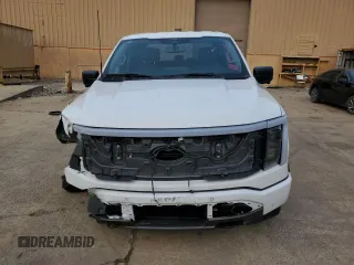 2023 Ford F-150 Lightning Pro z VIN 1FTVW1ELXPWG63466, wystawiony jako Copart lot #43397005 z przebiegiem 8 852 mil mil oraz Szkoda całkowita • Salvage title. Historia ofert i sprzedaży dostępna na DreamBid. Obrazek 5.