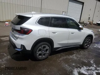 2024 BMW X1 xDrive28i z VIN WBX73EF01R5Z19955, wystawiony jako Copart lot #61263085 z przebiegiem 21 897 mil mil oraz Czysty tytuł • Clean title. Historia ofert i sprzedaży dostępna na DreamBid. Obrazek 3.