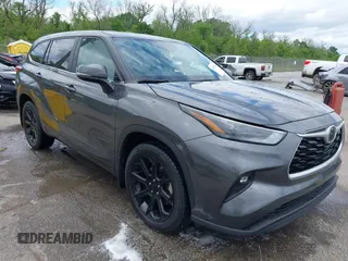 2023 Toyota Highlander L z VIN 5TDKDRAH8PS512327, wystawiony jako IAAI lot #41971536 z przebiegiem 25 626 mil mil oraz . Historia ofert i sprzedaży dostępna na DreamBid. Obrazek 1.