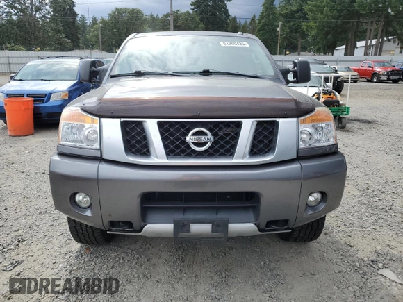 2015 Nissan Titan SV z VIN 1N6AA0EC5FN513631, wystawiony jako Copart lot #61260425 z przebiegiem 160 408 mil mil oraz Szkoda całkowita • Salvage title. Historia ofert i sprzedaży dostępna na DreamBid. Obrazek 5.