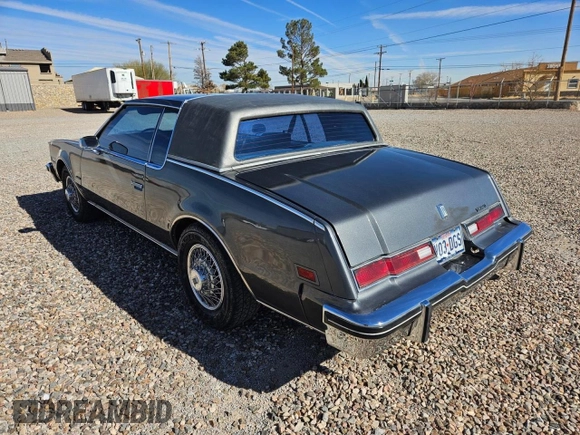 1985 Oldsmobile Toronado Custom Brougham z VIN 1G3EZ57Y7FE330055, wystawiony jako Copart lot #43433285 z przebiegiem 931 486 mil mil oraz Tytuł czysty. Historia ofert i sprzedaży dostępna na DreamBid. Obrazek 3.