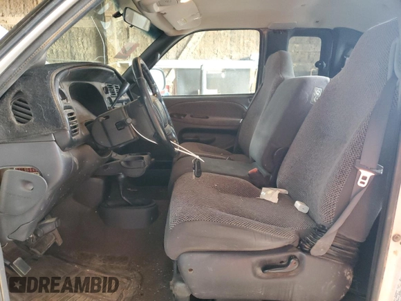 2002 Dodge 2500 z VIN 3B7KF236X2M256911, wystawiony jako Copart lot #51001775 z przebiegiem 208 199 mil mil oraz Tytuł czysty. Historia ofert i sprzedaży dostępna na DreamBid. Obrazek 7.