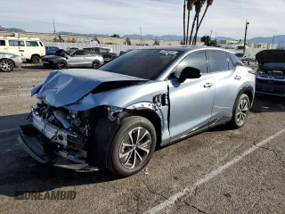 2024 Lexus RZ 300e Premium z VIN JTJABABB2RA005658, wystawiony jako Copart lot #47050565 z przebiegiem 5324 mil mil oraz Szkody całkowita. Historia ofert i sprzedaży dostępna na DreamBid. Obrazek 1.