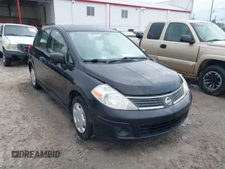 2009 Nissan Versa SL z VIN 3N1BC13E89L432125, wystawiony jako IAAI lot #42202574 z przebiegiem 66 310 mil mil oraz . Historia ofert i sprzedaży dostępna na DreamBid. Obrazek 1.
