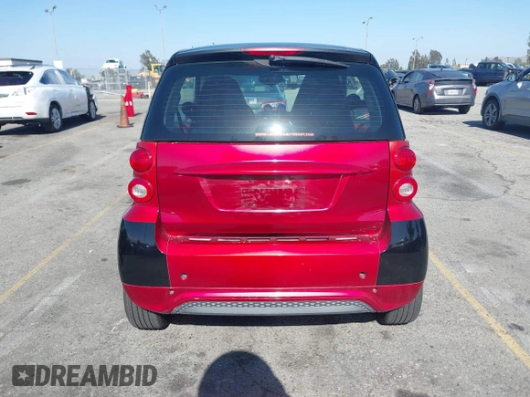 2013 Smart fortwo Pure z VIN WMEEJ3BAXDK632221, wystawiony jako IAAI lot #42243706 z przebiegiem 75 815 mil mil oraz . Historia ofert i sprzedaży dostępna na DreamBid. Obrazek 17.