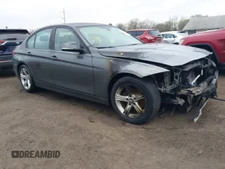 2015 BMW 3 Series 328i xDrive z VIN WBA3B3G52FNT17636, wystawiony jako IAAI lot #41944832 z przebiegiem 89 663 mil mil oraz . Historia ofert i sprzedaży dostępna na DreamBid. Obrazek 1.