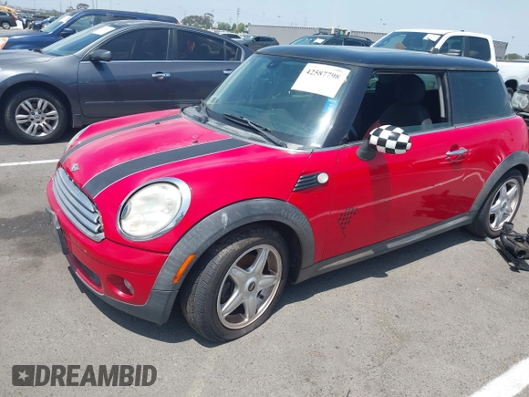 2008 MINI Hardtop с VIN WMWMF33538TT65157, выставлен на аукционе IAAI как лот 42587798 с пробегом 128 795 миль миль и . История ставок и продаж доступна на DreamBid. Изображение 2.