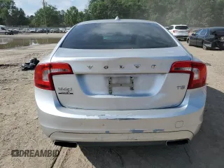 2014 Volvo S60 T5 z VIN YV1612FS3E2295726, wystawiony jako Copart lot #57293655 z przebiegiem 100 670 mil mil oraz Czysty tytuł • Clean title. Historia ofert i sprzedaży dostępna na DreamBid. Obrazek 6.