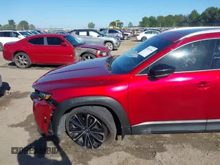 2024 Mazda CX-50 S Premium Plus z VIN 7MMVABEM0RN171504, wystawiony jako IAAI lot #40501944 z przebiegiem 6671 mil mil oraz . Historia ofert i sprzedaży dostępna na DreamBid. Obrazek 17.