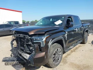 2024 Toyota Tundra Limited z VIN 5TFJA5DB9RX156634, wystawiony jako IAAI lot #41999055 z przebiegiem 29 692 mil mil oraz . Historia ofert i sprzedaży dostępna na DreamBid. Obrazek 2.