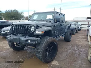 2023 Jeep Gladiator Sport S z VIN 1C6HJTAG9PL554845, wystawiony jako IAAI lot #41312360 z przebiegiem 18 077 mil mil oraz . Historia ofert i sprzedaży dostępna na DreamBid. Obrazek 2.