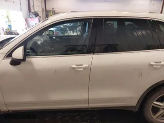 2014 Porsche Cayenne with VIN WP1AA2A29ELA09538, listed as a IAAI auction lot 41617272 with 87,269 mi miles. Bid and sale history available at carsss.com. Image 14.