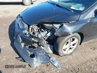 2013 Ford Focus SE z VIN 1FADP3F22DL121744, wystawiony jako IAAI lot #41743289 z przebiegiem 121 940 mil mil oraz . Historia ofert i sprzedaży dostępna na DreamBid. Obrazek 6.
