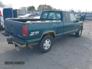 1995 GMC Sierra 1500 z VIN 2GTEK19K1S1520208, wystawiony jako IAAI lot #41835713 z przebiegiem 190 832 mil mil oraz . Historia ofert i sprzedaży dostępna na DreamBid. Obrazek 4.