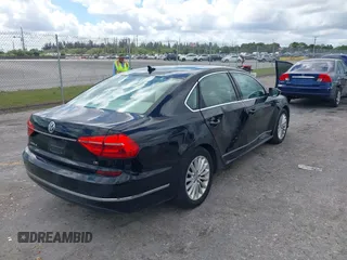2016 Volkswagen Passat SE z VIN 1VWBS7A35GC047180, wystawiony jako IAAI lot #41650618 z przebiegiem 42 491 mil mil oraz . Historia ofert i sprzedaży dostępna na DreamBid. Obrazek 4.