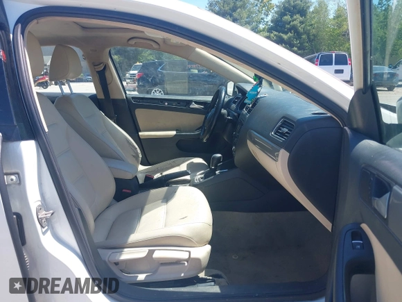 2015 Volkswagen Jetta SE z VIN 3VWD17AJ5FM233468, wystawiony jako IAAI lot #42366037 z przebiegiem 301 992 mil mil oraz . Historia ofert i sprzedaży dostępna na DreamBid. Obrazek 5.