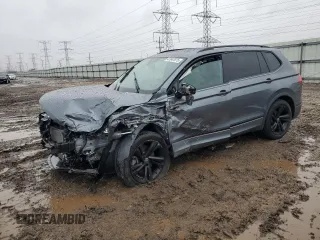 2024 Volkswagen Tiguan SE R-Line Black z VIN 3VV8B7AX4RM021480, wystawiony jako Copart lot #47647075 z przebiegiem Nie podano mil oraz Szkoda całkowita • Salvage title. Historia ofert i sprzedaży dostępna na DreamBid. Obrazek 1.