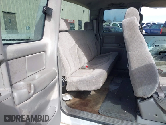 2000 GMC New Sierra 1500 SL with VIN 2GTEC19V0Y1286871, listed as a IAAI auction lot 41752865 with 298,925 mi miles. Bid and sale history available at carsss.com. Image 8.
