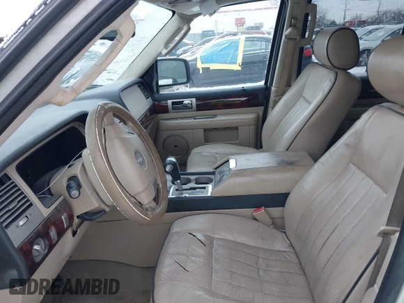 2006 Lincoln Navigator Luxury with VIN 5LMFU285X6LJ28062, listed as a IAAI auction lot 41288717 with 178,371 mi miles. Bid and sale history available at carsss.com. Image 5.