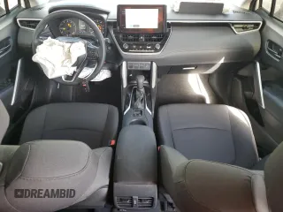 2024 Toyota Corolla Cross LE z VIN 7MUBAAAG9RV110858, wystawiony jako Copart lot #54520675 z przebiegiem 5 727 mil mil oraz Szkoda całkowita • Salvage title. Historia ofert i sprzedaży dostępna na DreamBid. Obrazek 8.
