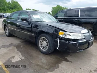 2000 Lincoln Town Car Signature z VIN 1LNHM82W4YY804639, wystawiony jako IAAI lot #42209875 z przebiegiem 155 454 mil mil oraz . Historia ofert i sprzedaży dostępna na DreamBid. Obrazek 1.
