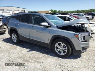 2024 GMC Terrain SLE z VIN 3GKALMEG9RL318986, wystawiony jako Copart lot #57306185 z przebiegiem 24 694 mil mil oraz Szkoda całkowita • Salvage title. Historia ofert i sprzedaży dostępna na DreamBid. Obrazek 4.