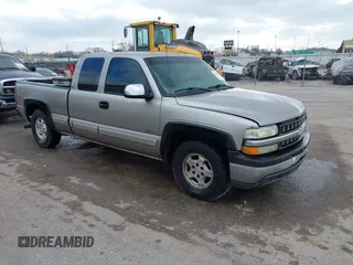 2000 Chevrolet Silverado 1500 LS with VIN 2GCEC19TXY1155977, listed as a IAAI auction lot 41158102 with 235,018 mi miles. Bid and sale history available at carsss.com. Image 1.