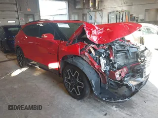 2023 Chevrolet Blazer RS z VIN 3GNKBKRS7PS159319, wystawiony jako IAAI lot #41213680 z przebiegiem 54 959 mil mil oraz . Historia ofert i sprzedaży dostępna na DreamBid. Obrazek 1.