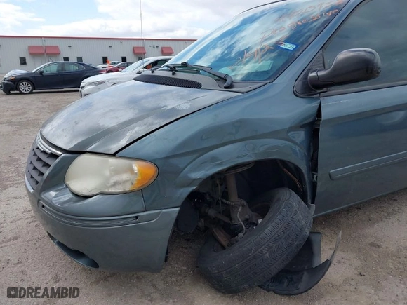 2006 Chrysler Town & Country LWB LX with VIN 2A4GP44R56R833456, listed as a IAAI auction lot 41720958 with 184,843 mi miles. Bid and sale history available at carsss.com. Image 6.
