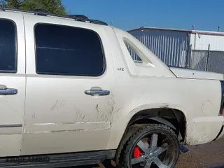 2010 Chevrolet Avalanche LTZ with VIN 3GNVKGE08AG272477, listed as a IAAI auction lot 41156676 with 209,408 mi miles. Bid and sale history available at carsss.com. Image 6.