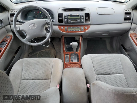 2004 Toyota Camry LE z VIN 4T1BE30K94U892207, wystawiony jako Copart lot #58406245 z przebiegiem 318 751 mil mil oraz Czysty tytuł • Clean title. Historia ofert i sprzedaży dostępna na DreamBid. Obrazek 8.