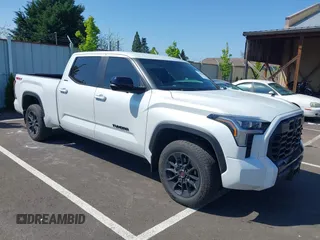 2025 Toyota Tundra Limited z VIN 5TFWA5EC3SX036833, wystawiony jako IAAI lot #42094659 z przebiegiem 6 061 mil mil oraz . Historia ofert i sprzedaży dostępna na DreamBid. Obrazek 1.