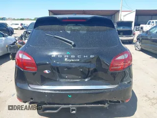 2014 Porsche Cayenne Turbo S E-Hybrid z VIN WP1AA2A24ELA07504, wystawiony jako IAAI lot #41967592 z przebiegiem 114 308 mil mil oraz . Historia ofert i sprzedaży dostępna na DreamBid. Obrazek 16.