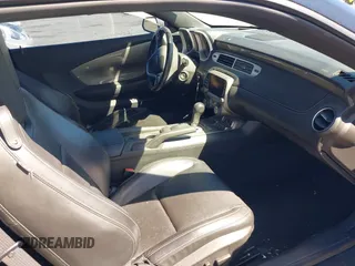 2013 Chevrolet Camaro LT z VIN 2G1FC1E30D9128690, wystawiony jako IAAI lot #41856470 z przebiegiem 139 573 mil mil oraz . Historia ofert i sprzedaży dostępna na DreamBid. Obrazek 5.