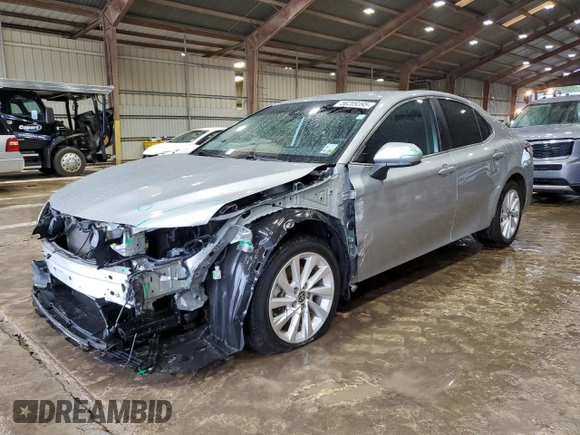 2023 Toyota Camry LE z VIN 4T1C11AK6PU082458, wystawiony jako Copart lot #56209395 z przebiegiem 38 806 mil mil oraz Szkoda całkowita • Salvage title. Historia ofert i sprzedaży dostępna na DreamBid. Obrazek 1.