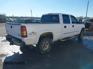 2005 GMC Sierra 1500HD SLT z VIN 1GTGK13U05F811217, wystawiony jako IAAI lot #41253560 z przebiegiem 338 891 mil mil oraz . Historia ofert i sprzedaży dostępna na DreamBid. Obrazek 4.