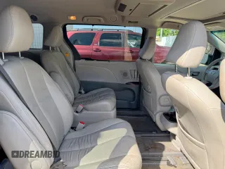 2013 Toyota Sienna XLE z VIN 5TDDK3DC1DS092365, wystawiony jako Copart lot #58743665 z przebiegiem 252 937 mil mil oraz Czysty tytuł • Clean title. Historia ofert i sprzedaży dostępna na DreamBid. Obrazek 6.