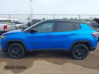 2024 Jeep Compass Latitude z VIN 3C4NJDBN4RT106311, wystawiony jako IAAI lot #42474517 z przebiegiem 9 027 mil mil oraz . Historia ofert i sprzedaży dostępna na DreamBid. Obrazek 14.