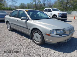 2000 Volvo S80 with VIN YV1TS94D1Y1107745, listed as a IAAI auction lot 42105726 with 266,509 mi miles. Bid and sale history available at carsss.com. Image 1.