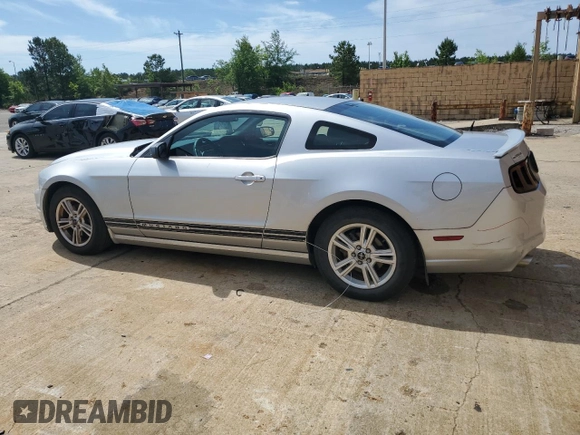 2013 Ford Mustang V6 z VIN 1ZVBP8AM8D5256204, wystawiony jako Copart lot #56149115 z przebiegiem 136 830 mil mil oraz Szkoda całkowita • Salvage title. Historia ofert i sprzedaży dostępna na DreamBid. Obrazek 2.