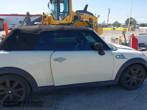 2010 MINI Convertible S z VIN WMWMS3C59ATY09465, wystawiony jako IAAI lot #42180490 z przebiegiem 112 343 mil mil oraz . Historia ofert i sprzedaży dostępna na DreamBid. Obrazek 14.